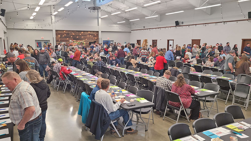 Floyd County Cattlemen crown new queen and distribute scholarships at annual dinner